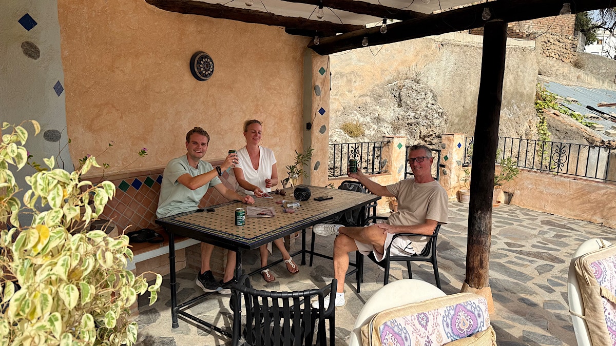 bart-marcella-en-danny-op-het-terras