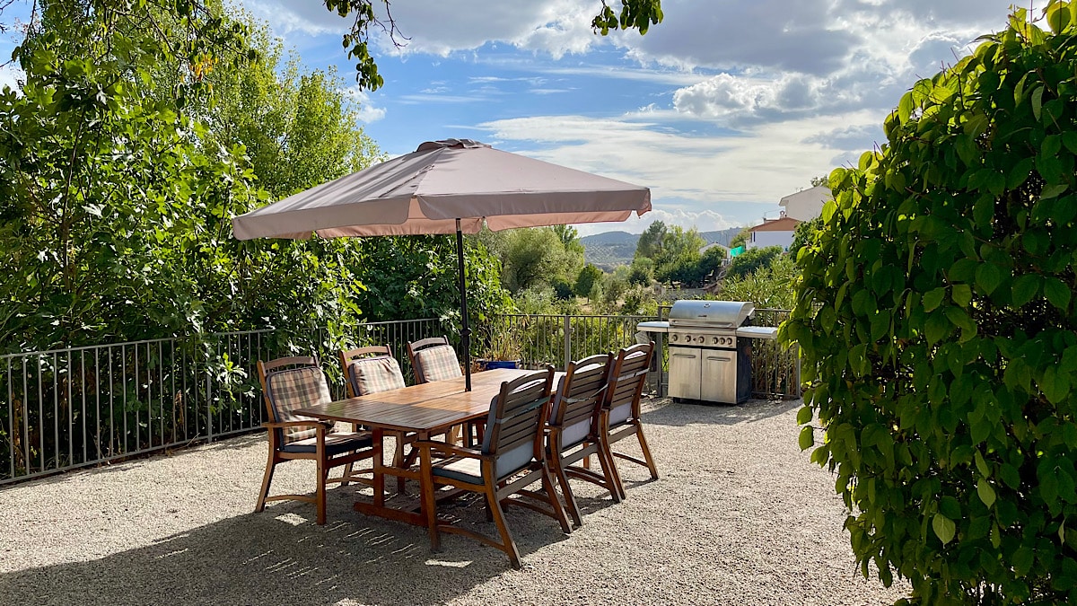 buitentafel-met-op-de-achtergrond-een-bbq-bij-la-casa-antonio