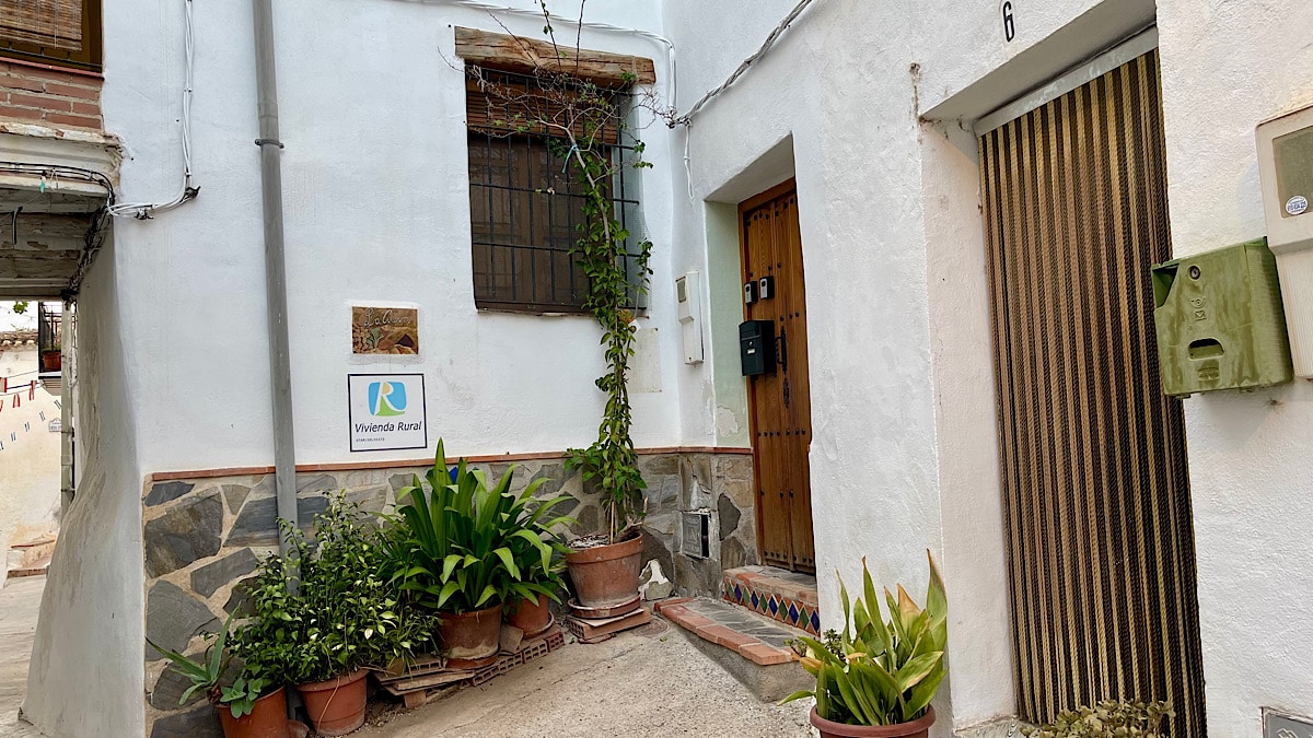 de-entree-van-casitas-la-cueva-vakantieverblijf-guajar-faraguit-costa-tropical-granada