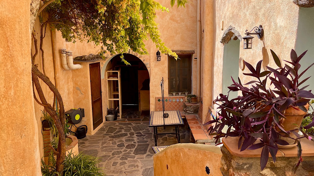 de-sfeervolle-binnenplaats-van-casitas-la-cueva