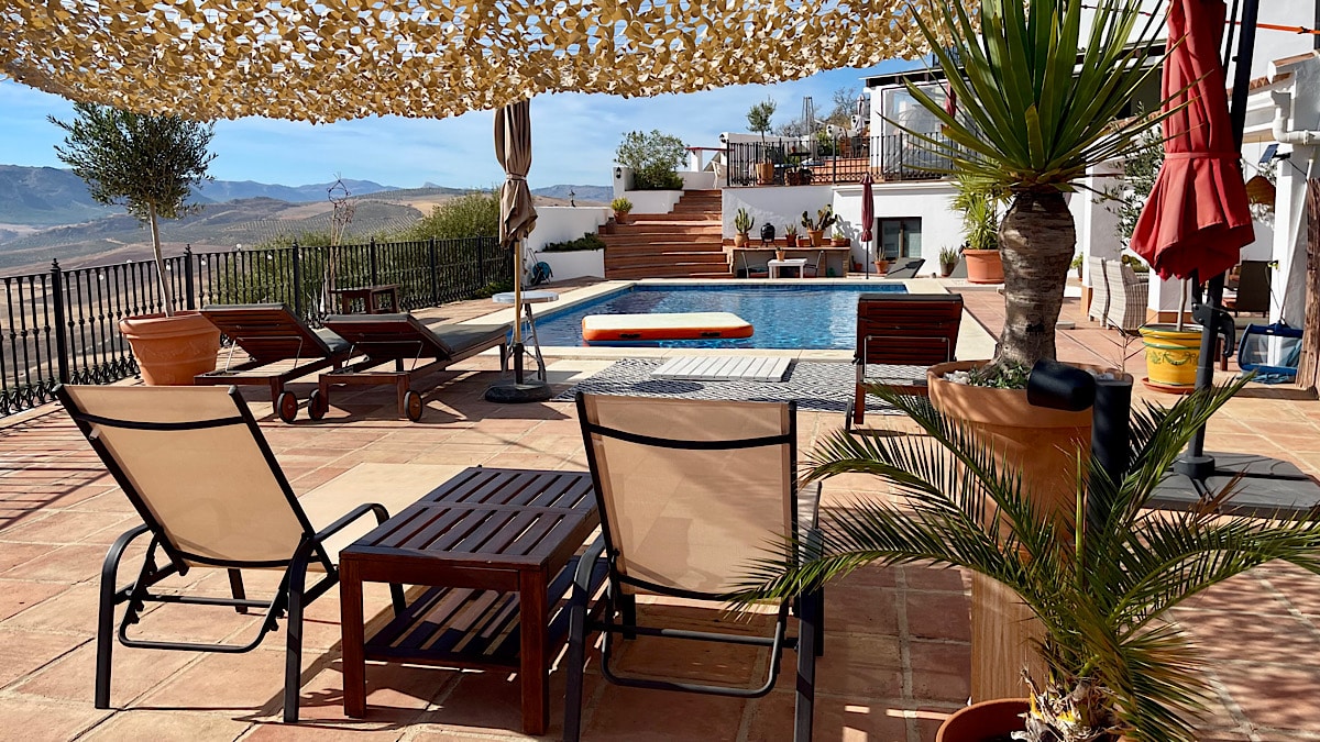 fijne-ligbedjes-bij-het-zwembad-van-casa-la-calera