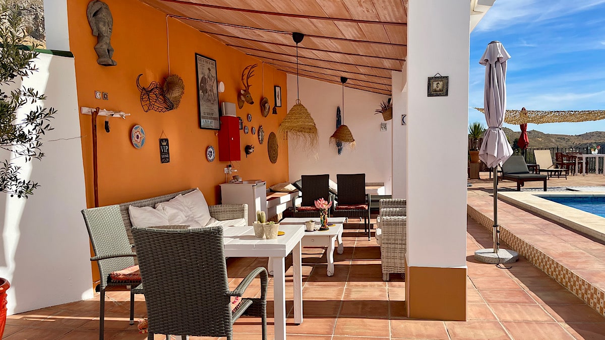 heerlijke-zitjes-op-het-buitenterras-van-casa-la-calera