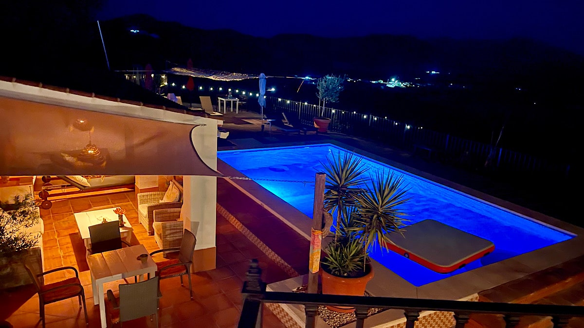 het-buitenterrein-van-casa-la-calera-in-het-avondlicht