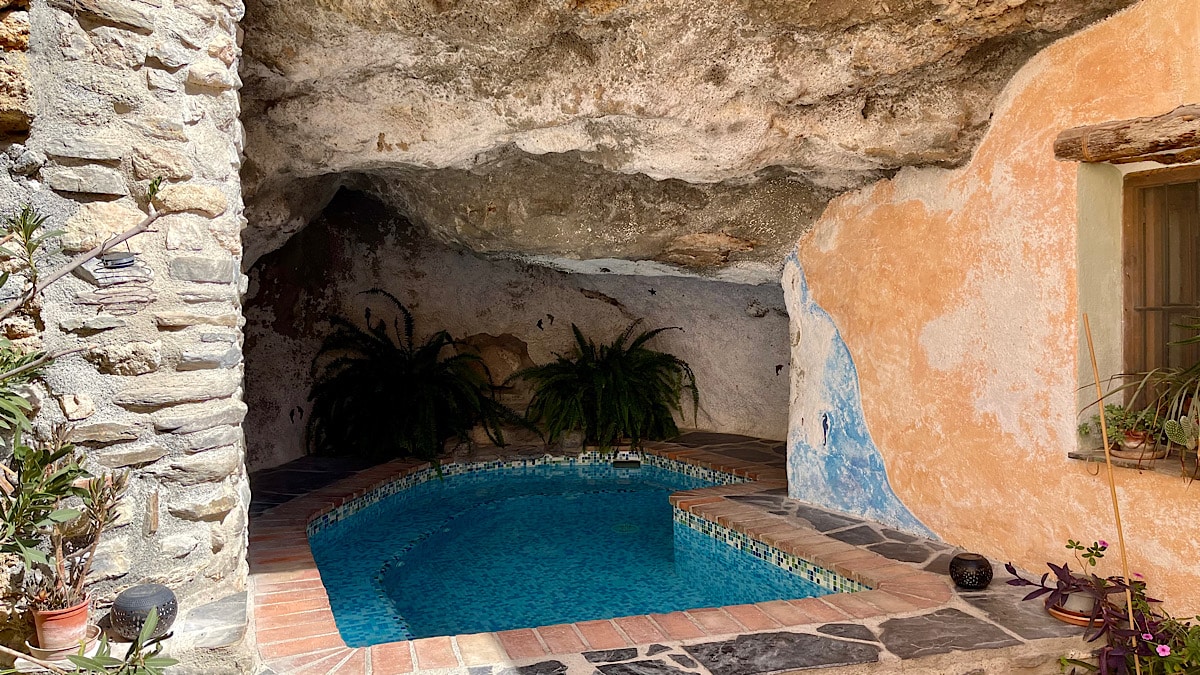 het-fraaie-zwembad-van-casitas-la-cueva-gelegen-in-een-grot