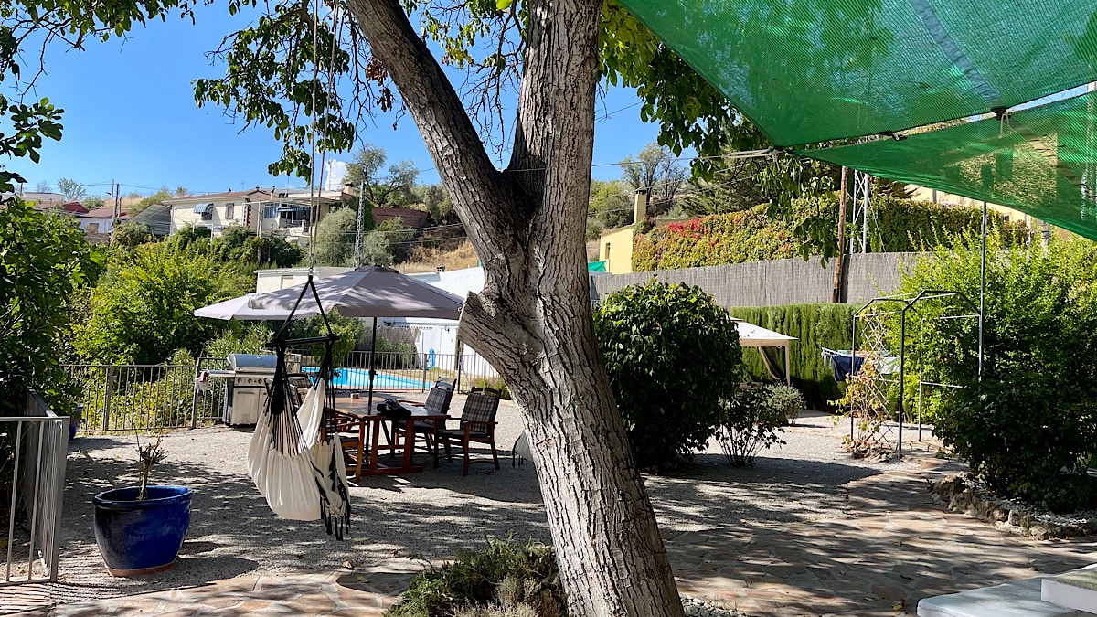 het-groene-buitenterrein-van-la-casa-antonio