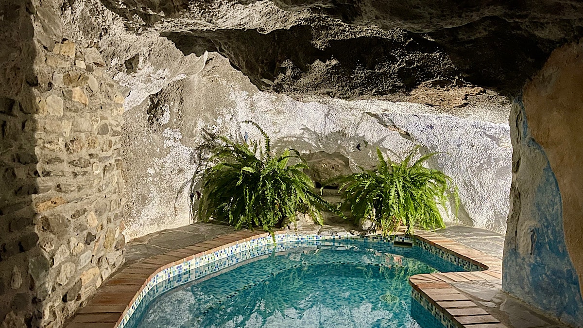 het-zwembad-van-casitas-la-cueva-in-het-avondlicht