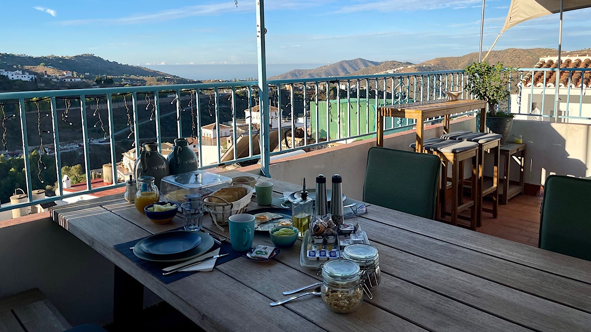 lekker-ontbijten-op-het-terras-van-kico-benb-in-competa