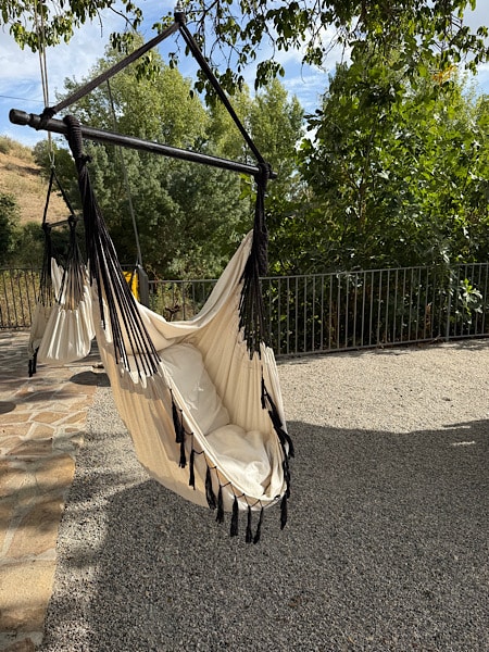 lekkere-hangstoel-in-de-tuin-van-la-casa-antonio