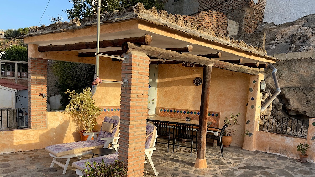 overdekt-zitgedeelte-op-het-dakterras-van-casitas-la-cueva