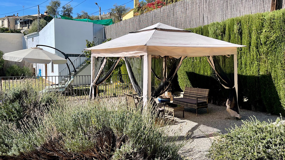 overdekte-tent-met-fijne-zitjes