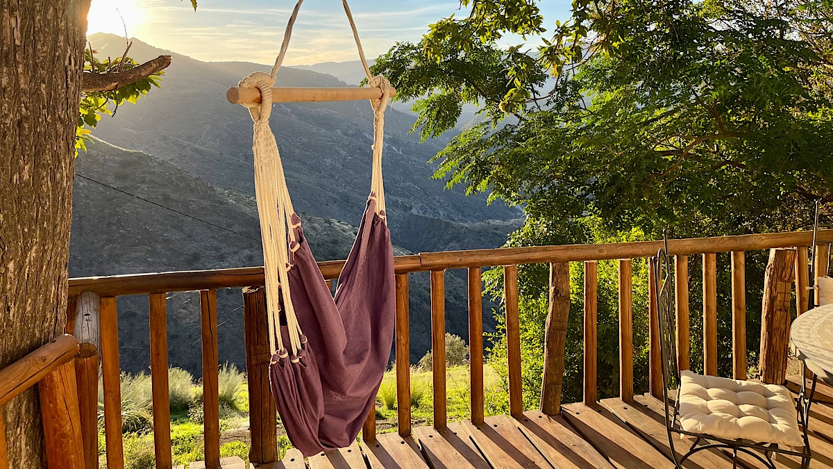 schitterend-uitzicht-over-de-bergen-in-de-alpujarras-vanaf-casa-walhalla