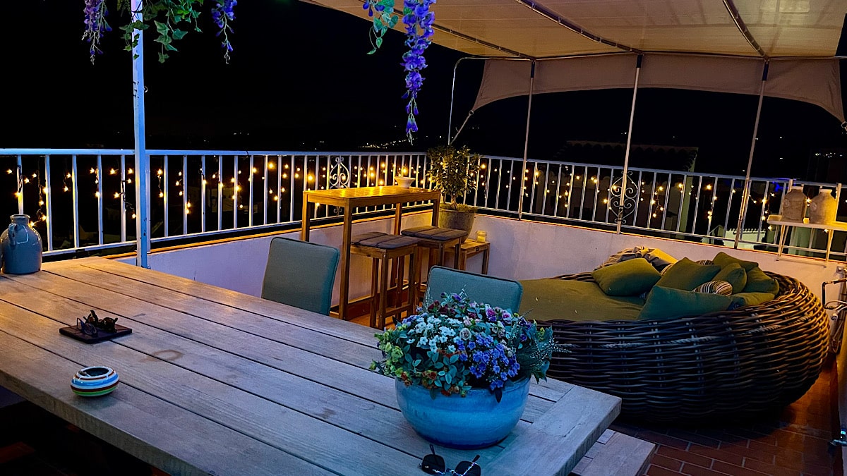 sfeervol-dakterras-in-de-avond-bij-kico-benb-competa