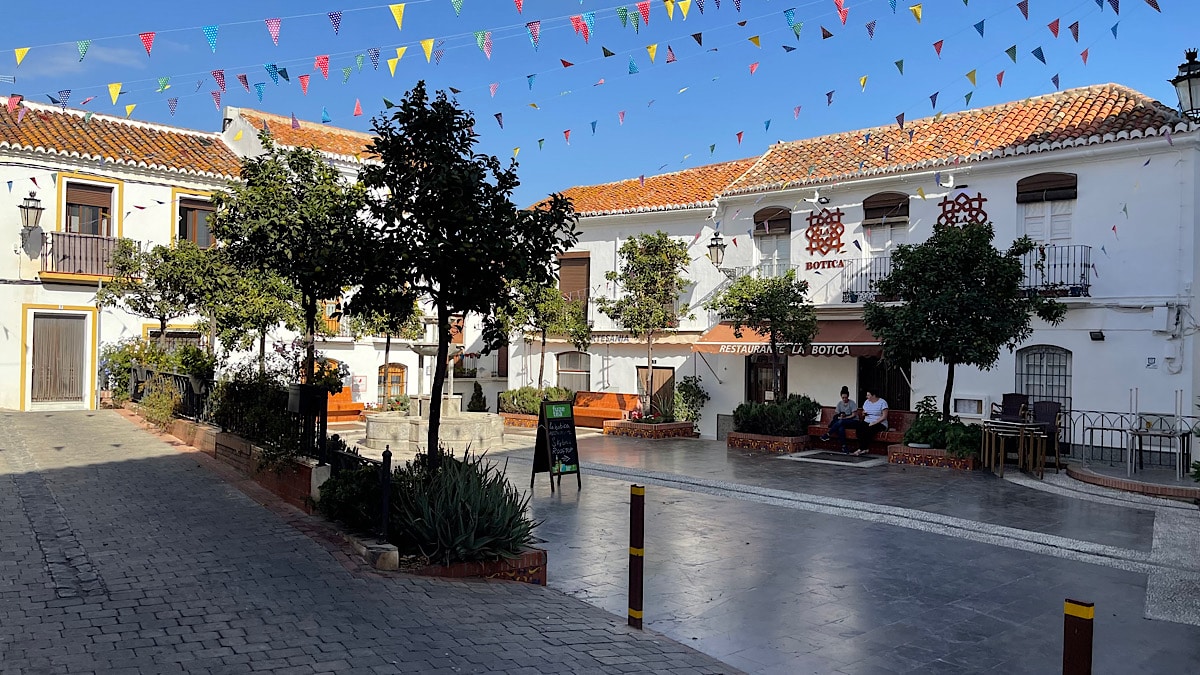 sfeervol-plein-in-salobrena-costa-tropical