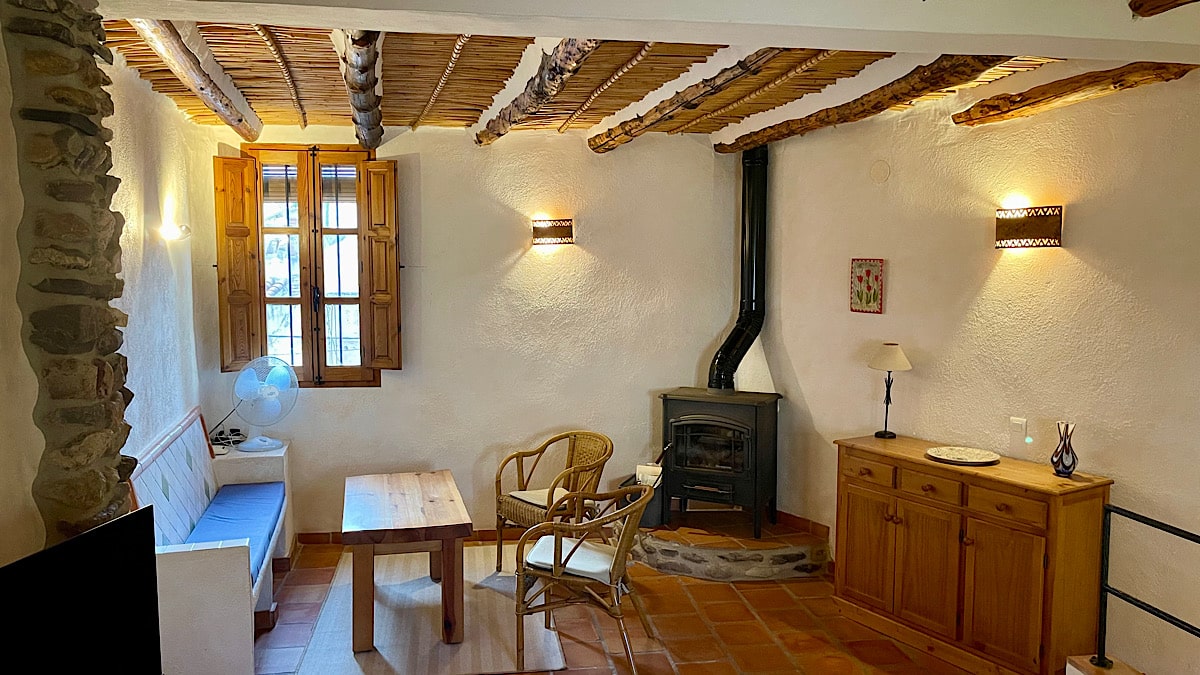 sfeervolle-zithoek-met-houtkachel-casita-el-sol