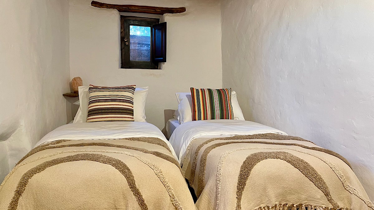 slaapkamer-met-twee-eenpersoonsbedden-casa-walhalla