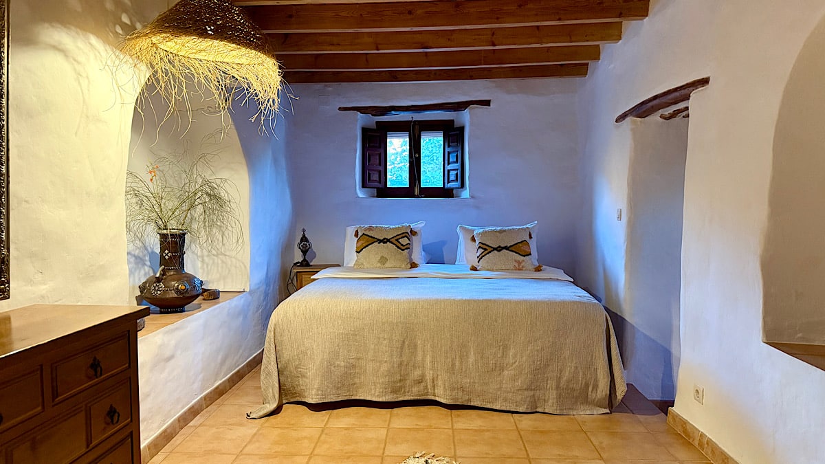 slaapkamer-met-tweepersoonsbed-casa-walhalla