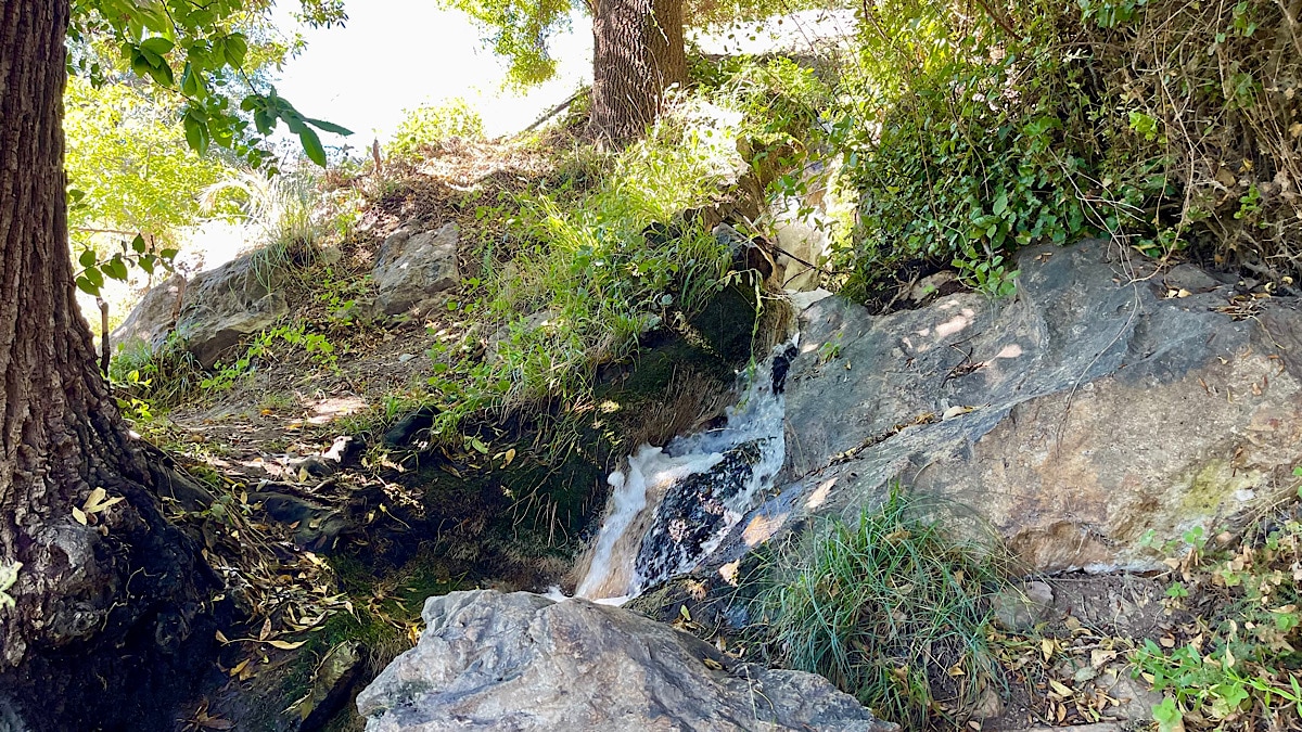 stromend-water-op-het-terrein-van-casa-walhalla