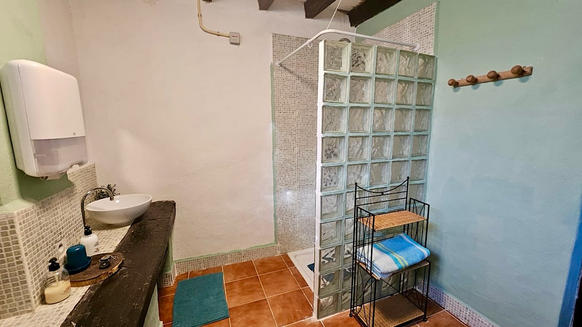 badkamer-in-de-casita-casitas-alpacas-experience-in-andalucia