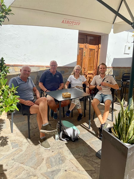 bart-erik-martin-en-aletta-op-het-terras-in-canillas-de-aceituno