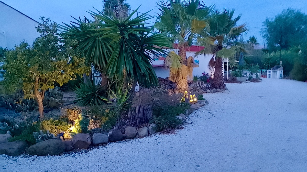 buitenterrein-in-het-avondlicht