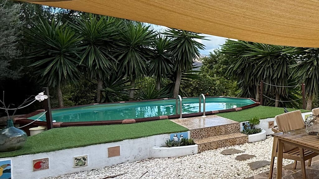 casita-naranja-zwembad-terras-alora-malaga