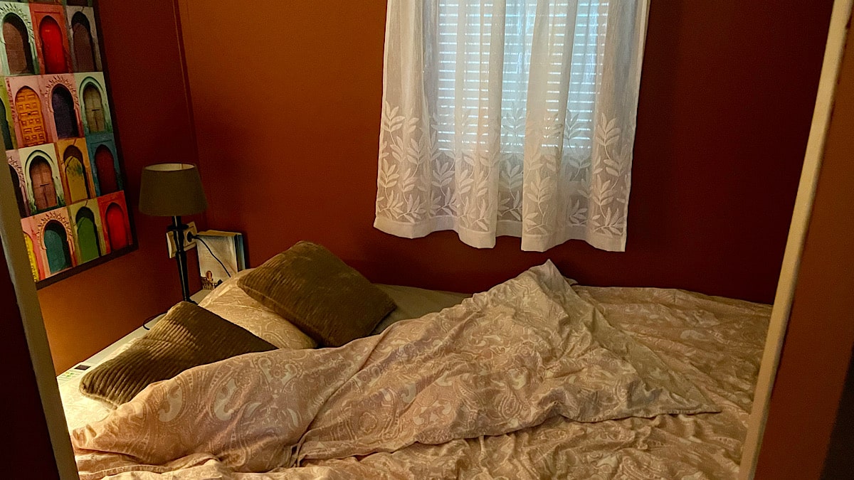 de-knusse-slaapkamer-van-de-pipowagen-finca-amorosa