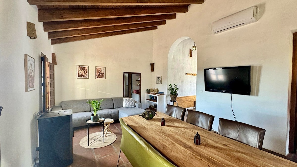de-sfeervolle-woonkamer-van-la-higuera-cortijo-juan-salvador