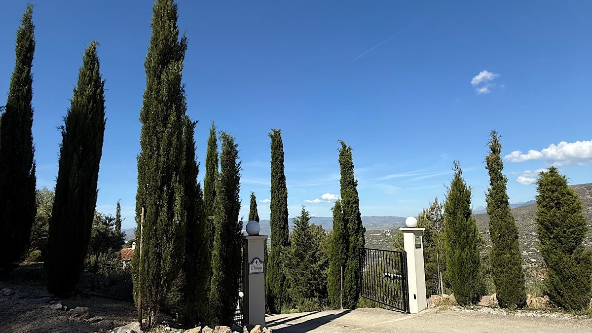 entree-bb-el-refugio-alcaucin-malaga