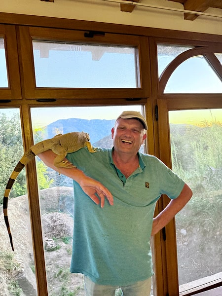 erik-met-een-leguaan-op-zijn-schouder-bij-casa-walhalla