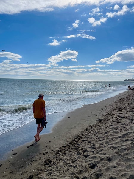erik-wandelend-langs-de-kust-van-la-cala-de-mijas