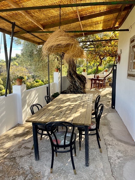 fijn-overdekt-buitenterras-bij-casa-loko