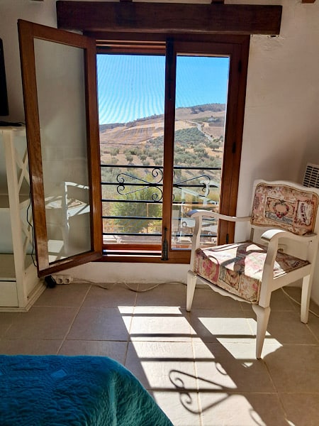 gastenkamer-naranja-met-uitzicht-op-de-tuin