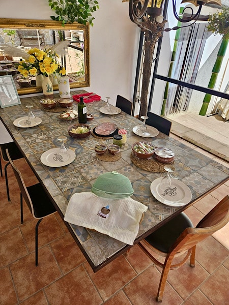 gezellige-eethoek-bij-casita-experience-alpacas-in-andalucia