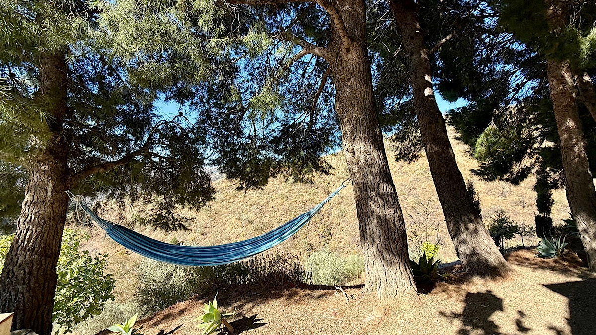 hangmat-tussen-de-bomen-bij-cortijo-juan-salvador