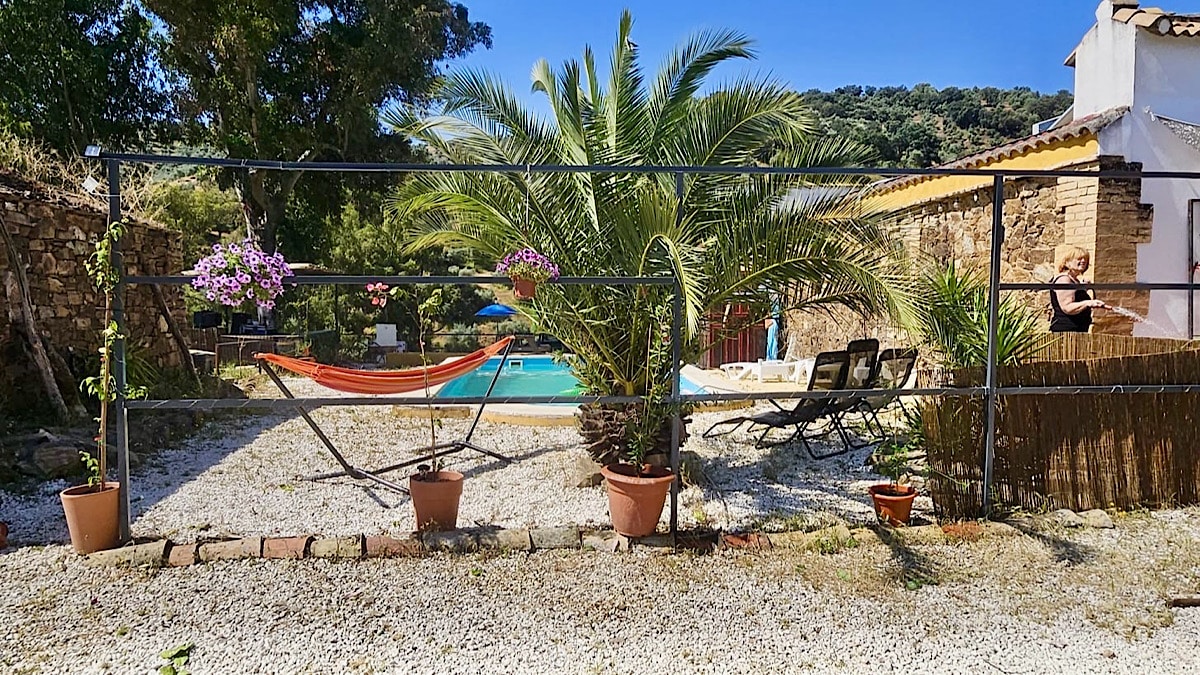 heerlijk-buitenterrein-met-zwembad-bij-casita-alpaca-experience-in-andalucia
