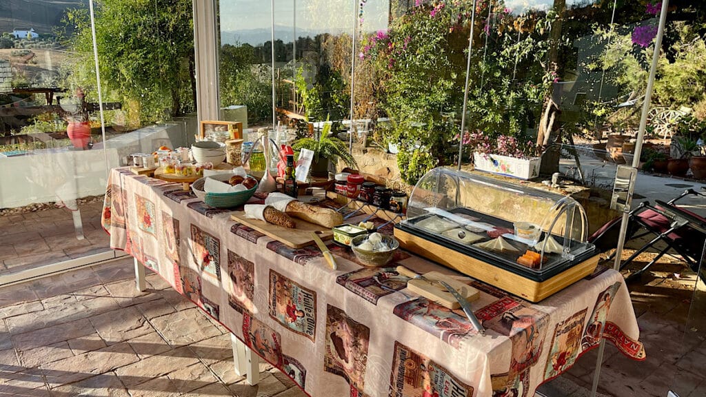 heerlijk-ontbijtbuffet-bij-finca-amorosa
