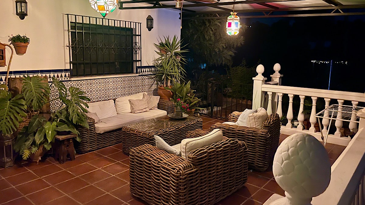 het-fijne-terras-van-casa-loko-in-het-avondlicht