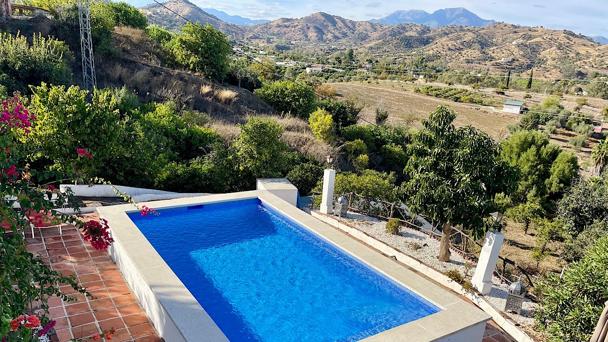 het-fijne-zwembad-van-casa-loko-benb-malaga