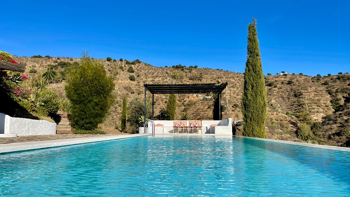 het-zwembad-met-overdekt-terras-cortijo-juan-salvador