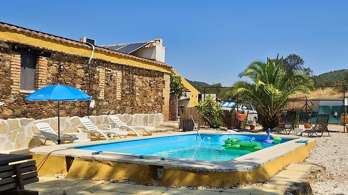 het-zwembad-van-casita-experience-alpacas-in-andalucia
