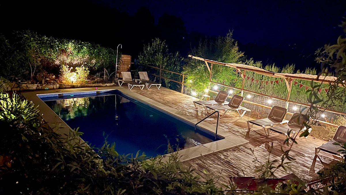 het-zwembad-van-finca-amorosa-in-het-avondlicht