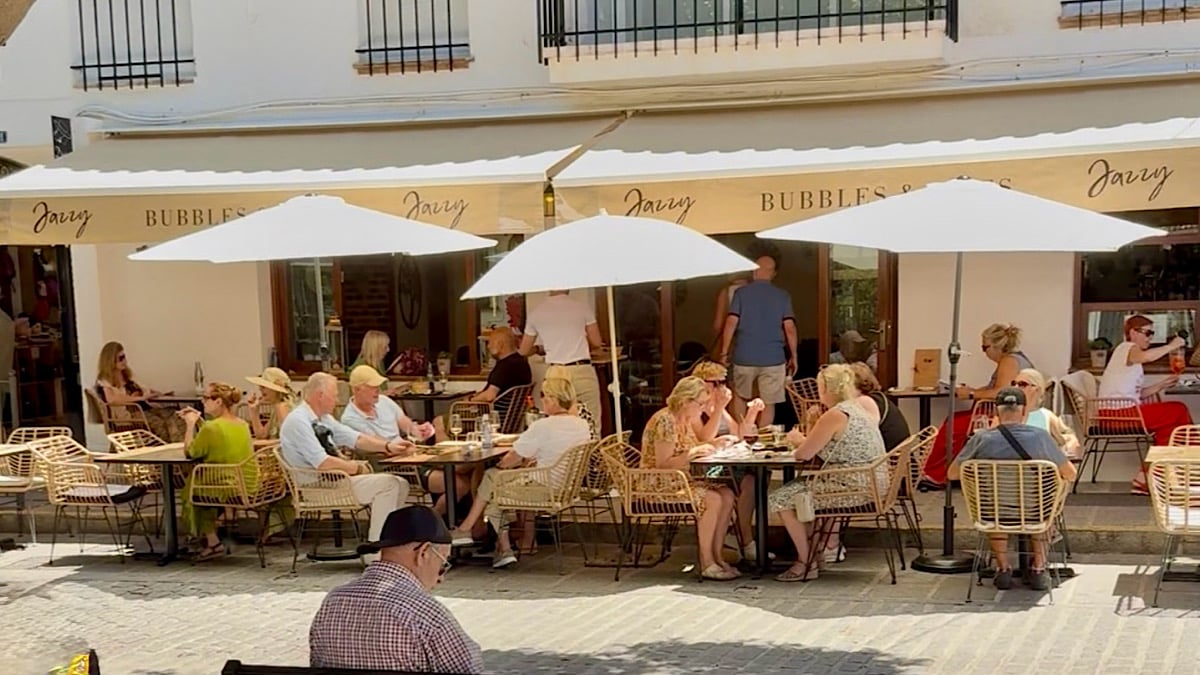 azzy-mijas-bubles-en-bites-restaurant-mijas