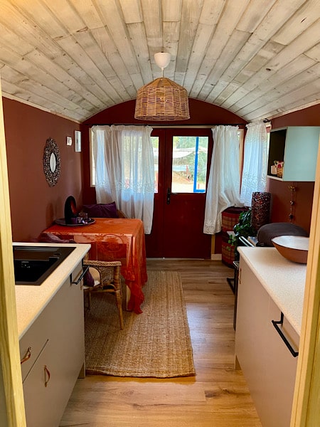 knusse-woonruimte-pipowagen