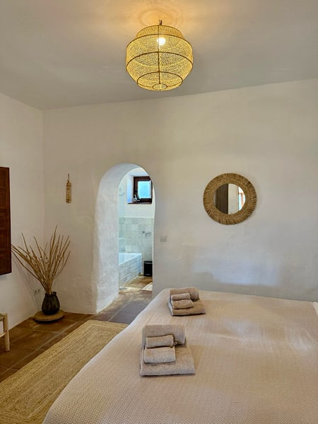 open-badkamer-bij-slaapkamer-el-almendero