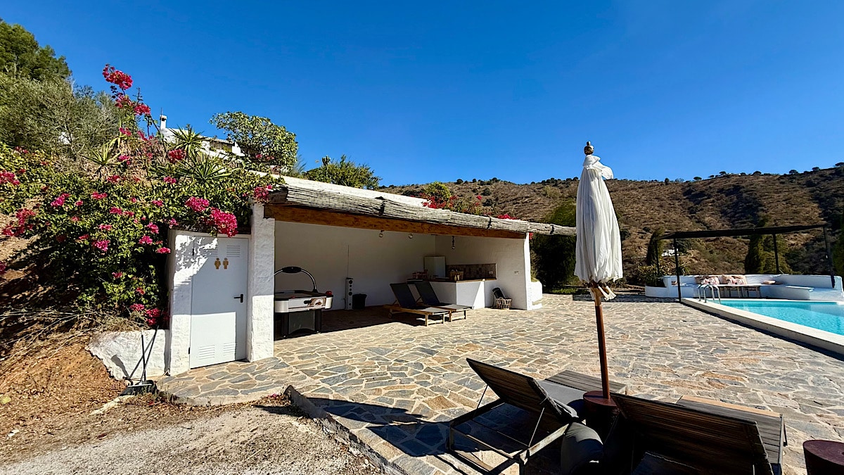 overdekt-terras-bij-het-zwembad-van-cortijo-juan-salvador