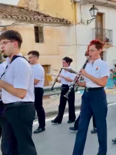 ria-speelt-in-la-banda-tijdens-processie-alcaucin