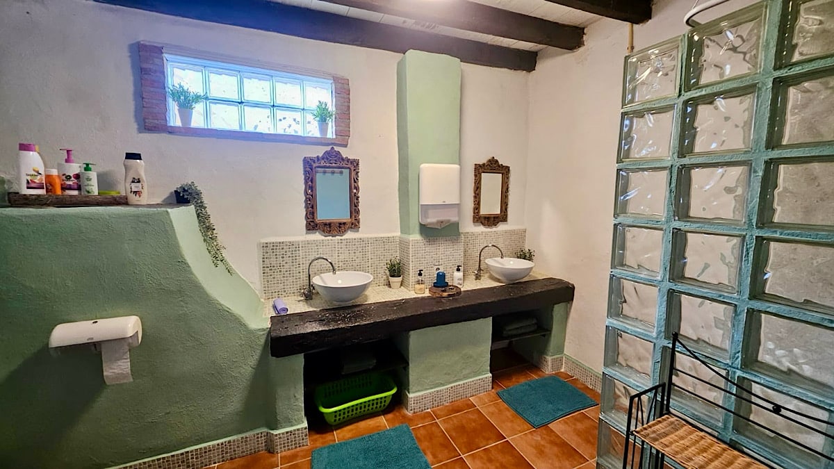 royale-badkamer-casita-experience-alpacas-in-andalucia