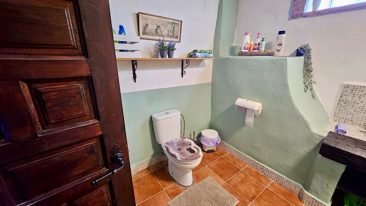 toilet-casita-experience-alpacas-in-andalucia
