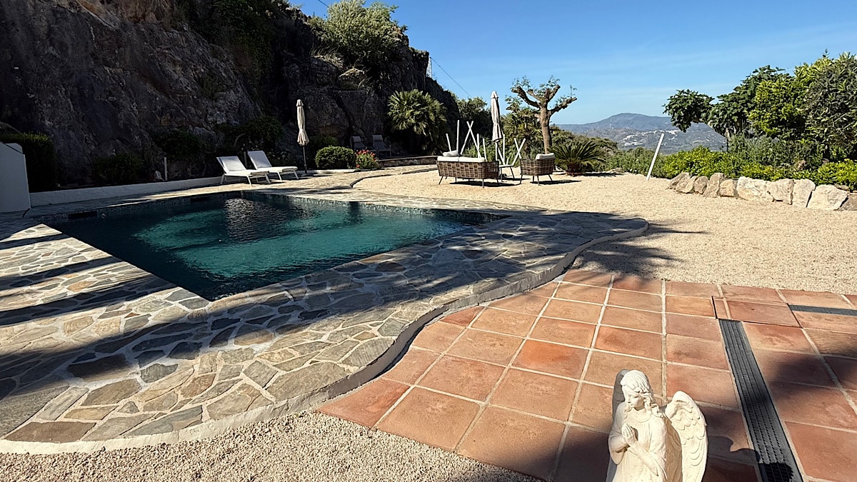 vernieuwde-zwembad-bb-el-refugio-alcaucin