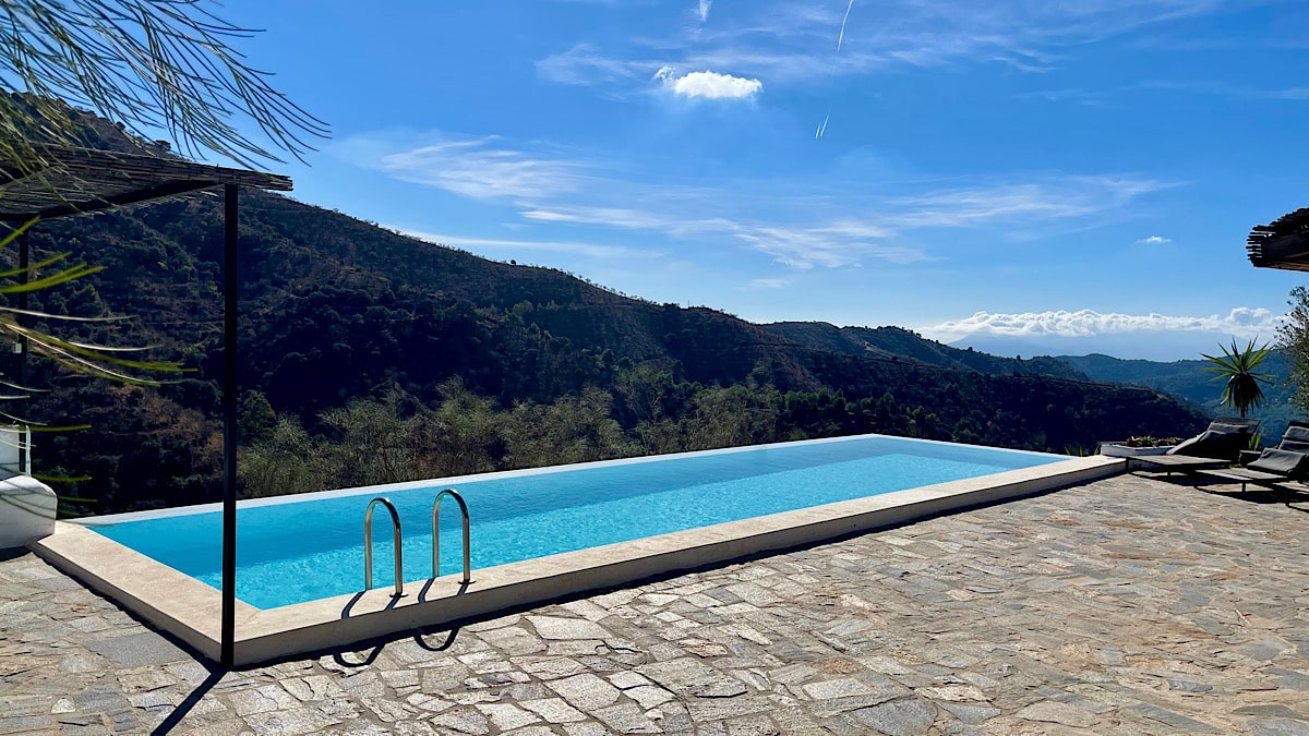 zwembad-met-fantastische-vergezichten-bij-cortijo-juan-salvador